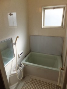 アクセントパネルがモダンなバスルームに アクセントパネルがモダンなバスルームに